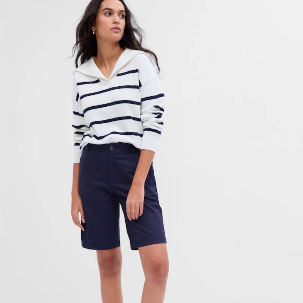 Gap women’s navy blue chino 9” shorts, 6 NWOT